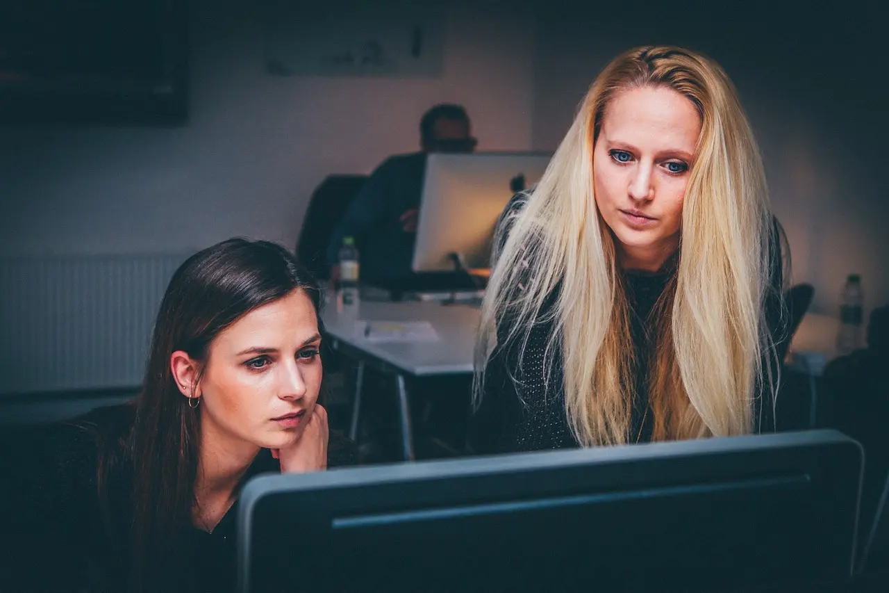Estudiante capacitándose en microcursos de administración online